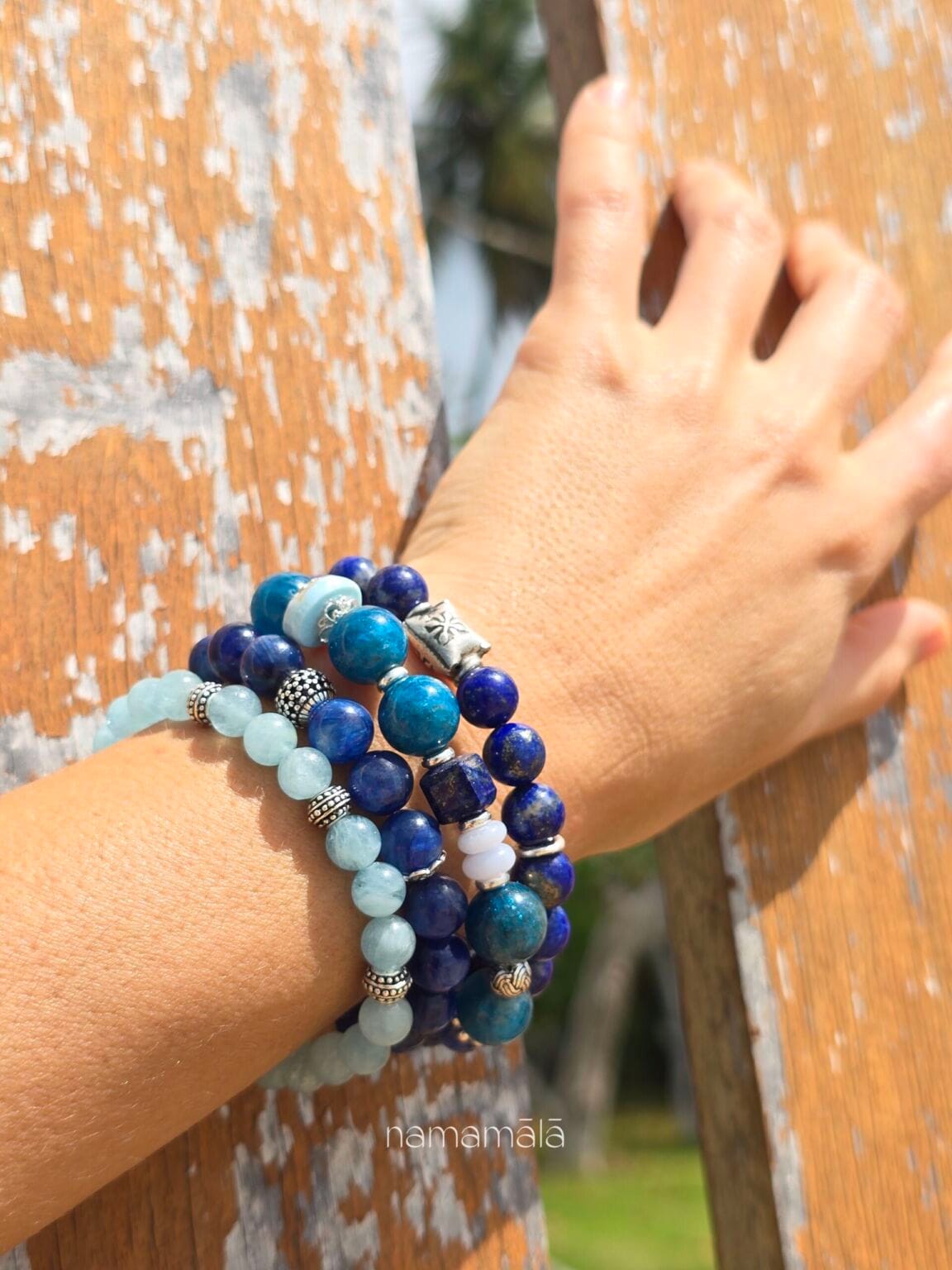 Set di bracciali indossati in varie tonalità di blu e azzurro, realizzati con pietre naturali e dettagli in argento 925 e argento Karen Tribe 97-99%.