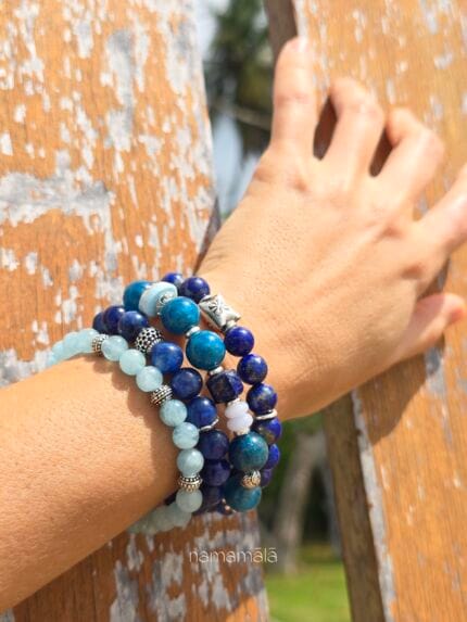 Set di bracciali indossati in varie tonalità di blu e azzurro, realizzati con pietre naturali e dettagli in argento 925 e argento Karen Tribe 97-99%.