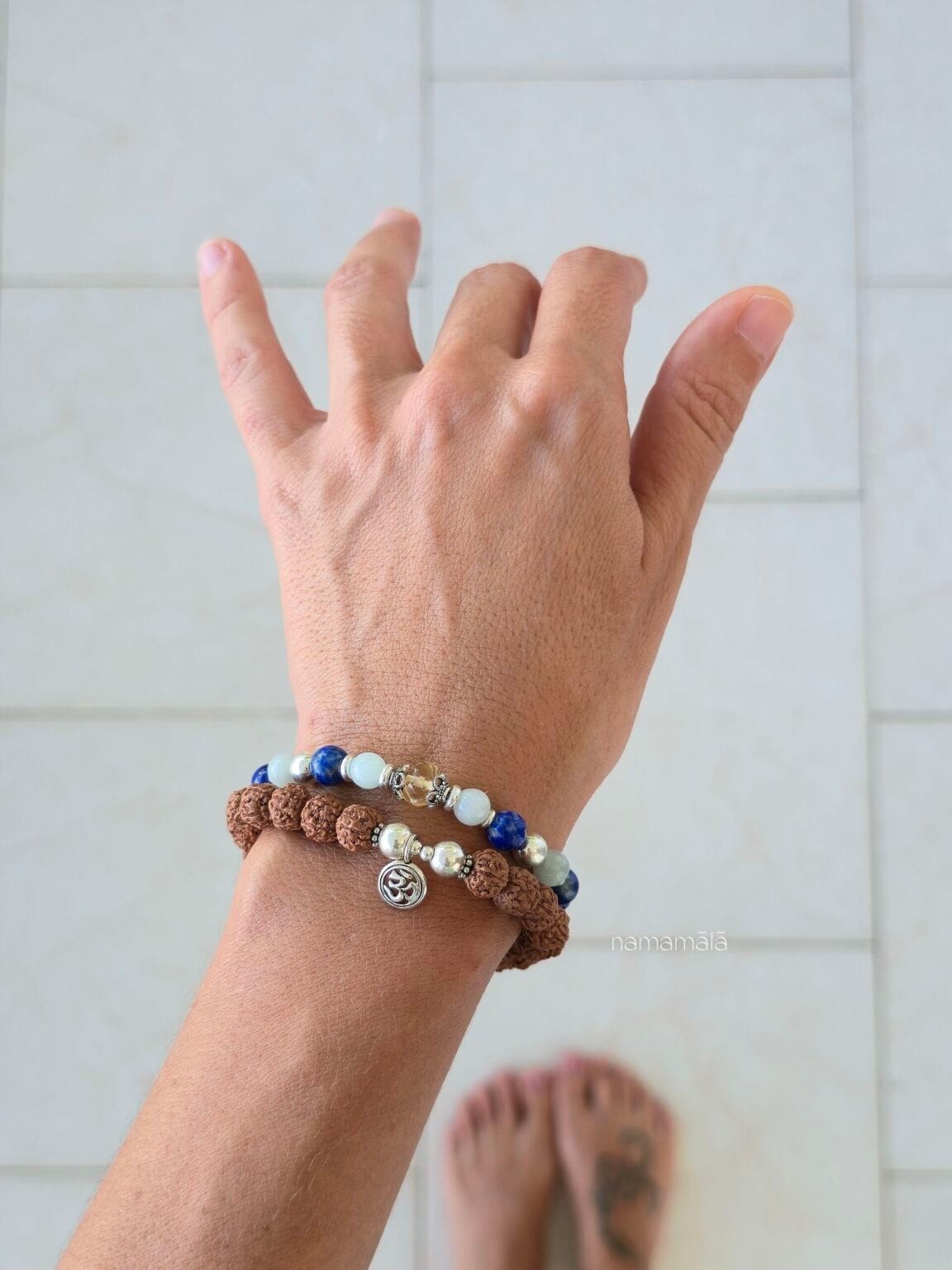 Set di ispirazione con bracciali in pietre natural e semii: Sacred Rudraksha in semi di Rudraksha e Shou Flow con giada verde birmania lapislazzuli citrino e semi di rudraksha indiani, elementi in argento 925