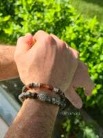 Bracciali da uomo con pietre naturali di Eliotropio e distanziatori in argento 925, indossati al polso con sfondo un contesto di natura.