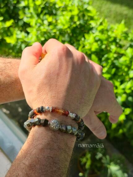 Bracciali da uomo con pietre naturali di Eliotropio e distanziatori in argento 925, indossati al polso con sfondo un contesto di natura.